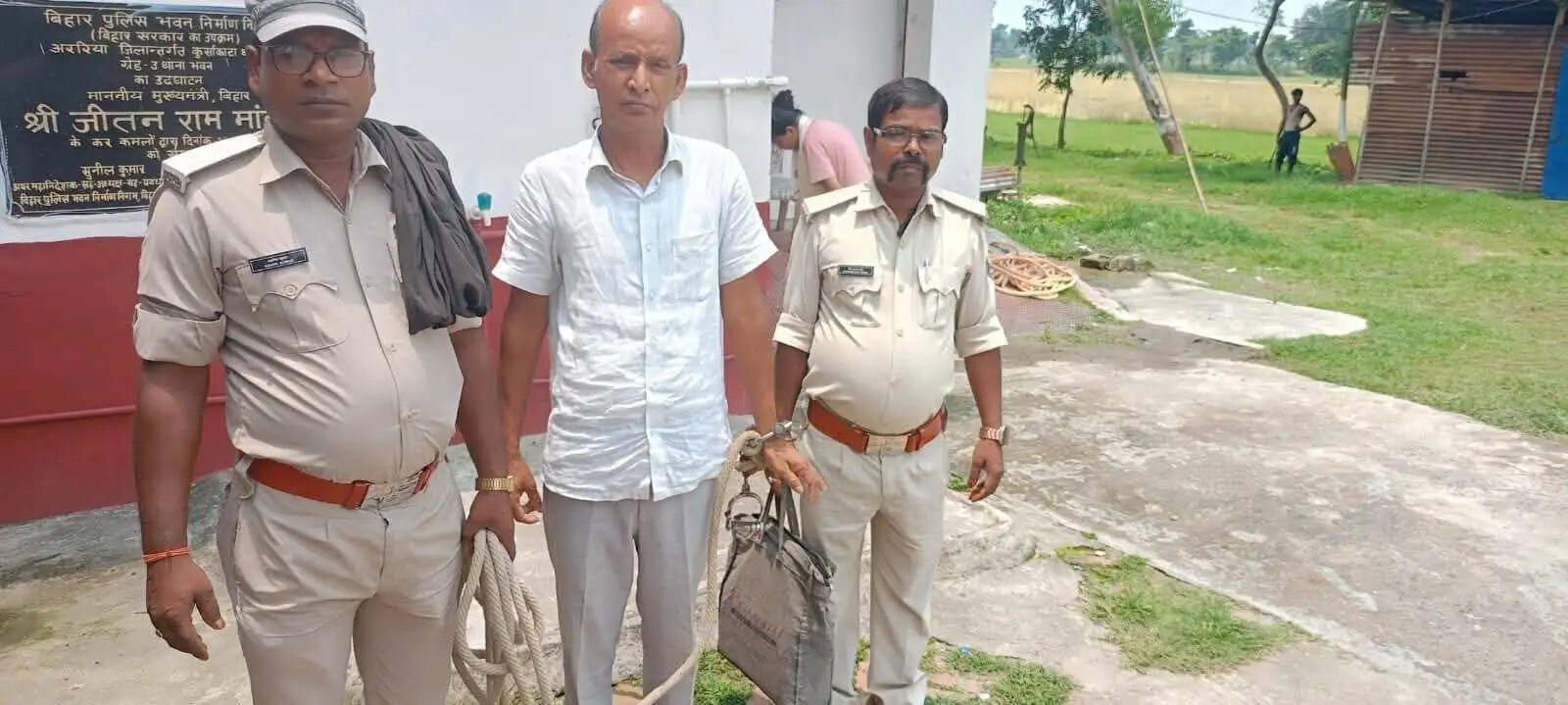 पुलिस के कुर्की जब्ती कार्रवाई के दवाब में लक्ष्मीपुर के मुखिया ने किया आत्मसमर्पण