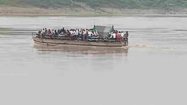 मुरैना:&nbsp;चंबल नदी में बीच धार बंद हुआ स्टीमर,&nbsp;रेस्क्यू टीम ने सभी यात्रियों को बचाया