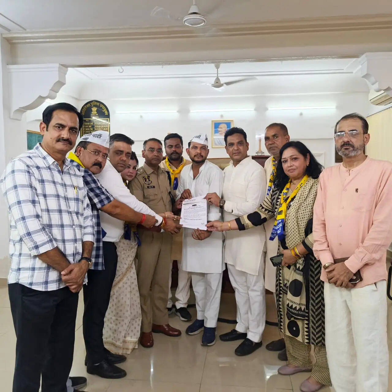 आप ने मुख्य निर्वाचन आयुक्त के इस्तीफे की मांग को लेकर जयपुर में प्रदर्शन किया