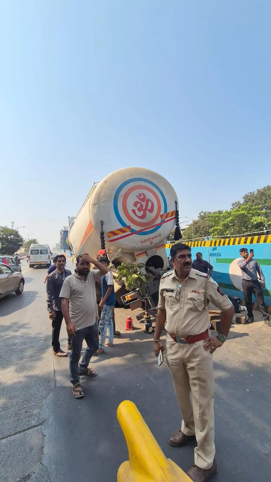 ठाणे में बल्कर से रास्ता रुका,यातायात पुलिस की सूझ बूझ से अनहोनी टली