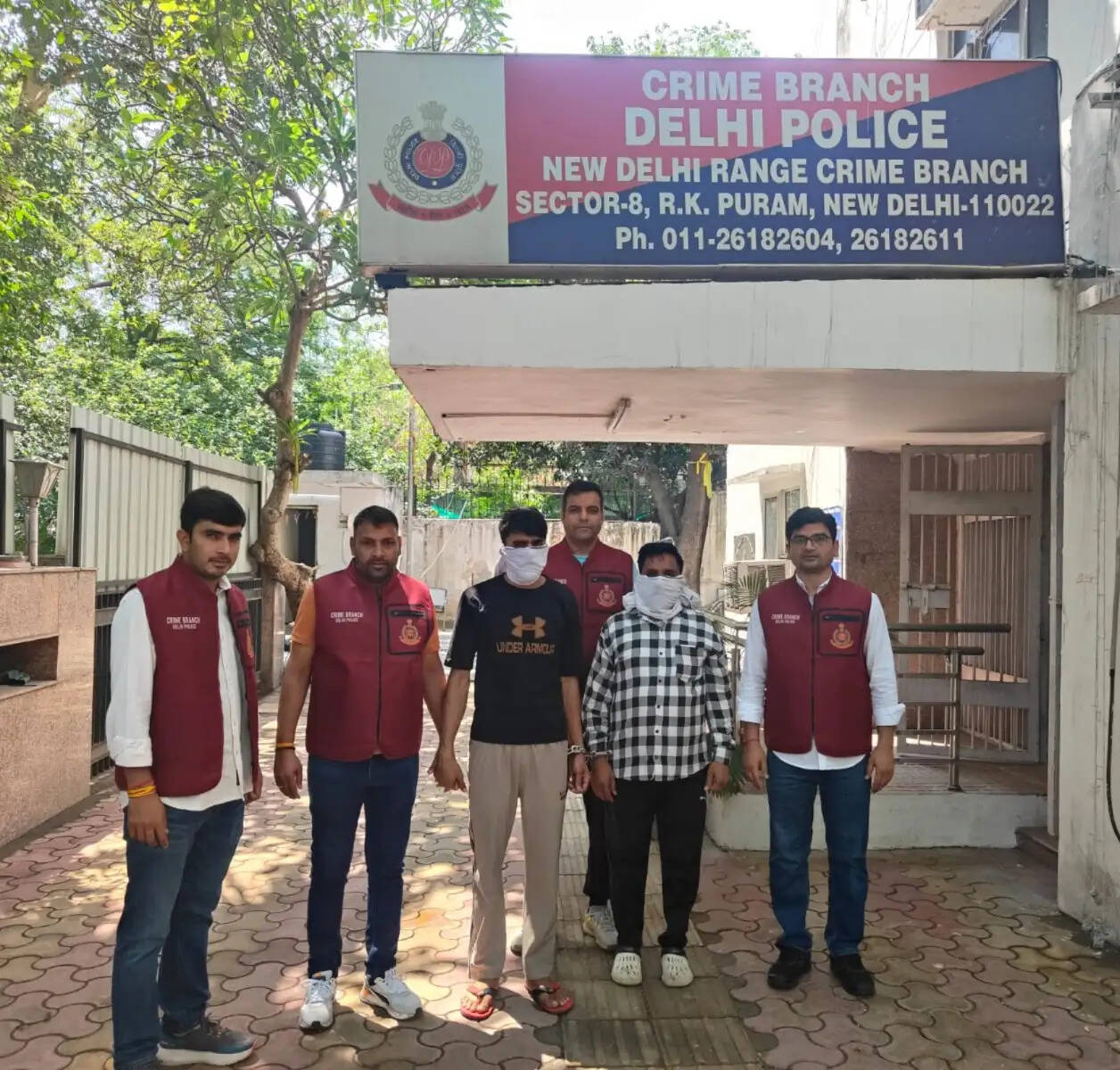 चलती बसों में मोबाइल चोरी करने वाले गिरोह का भंडाफोड़, दो गिरफ्तार, 100 फोन बरामद