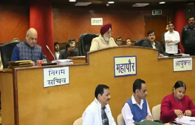 महापौर ने एमसीडी की बैठक में नवनिर्वाचित पार्षदों को दिलाई शपथ