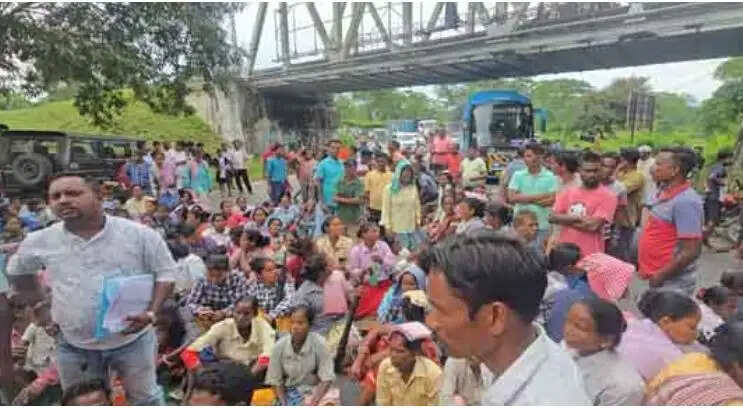 बकाया वेतन और बोनस की मांग पर चाय श्रमिकों ने किया&nbsp;राष्ट्रीय राजमार्ग&nbsp;जाम