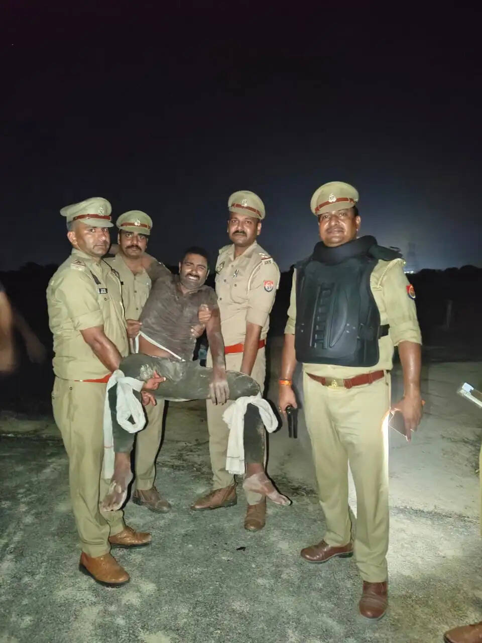 लूट-हत्या का इनामी आरोपित मुठभेड़ में गिरफ्तार, दोनों पैरों में लगी गोली
