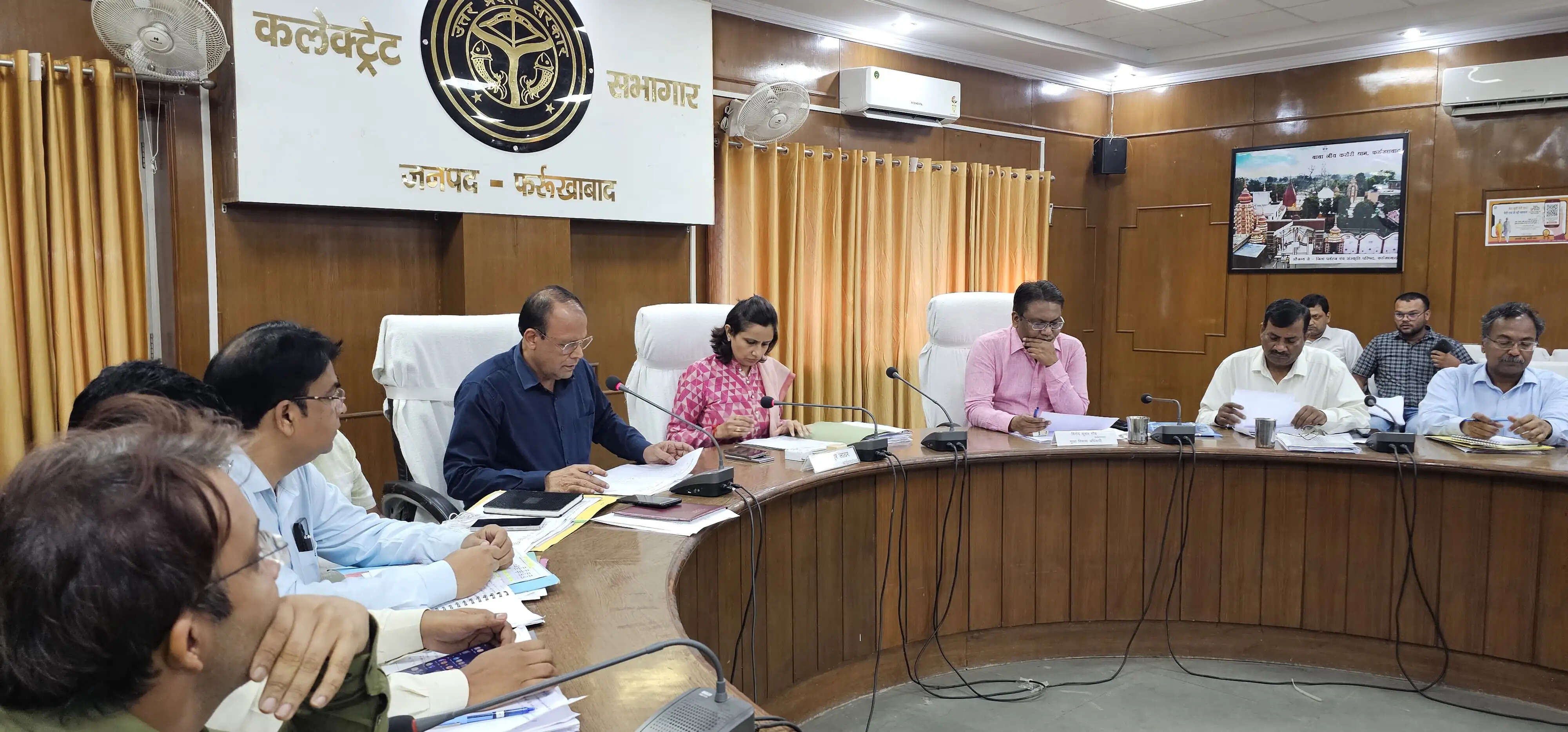 आईजीआरएस की बैठक में डीएम ने कसे अधिकारियों के पेंच