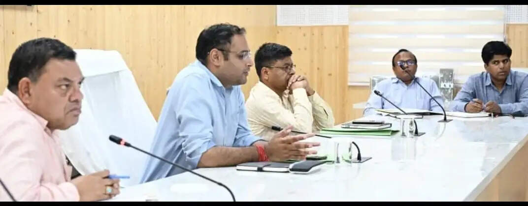 सहायक नदियोें पर नहीं रूकेगा कचराः डीएम
