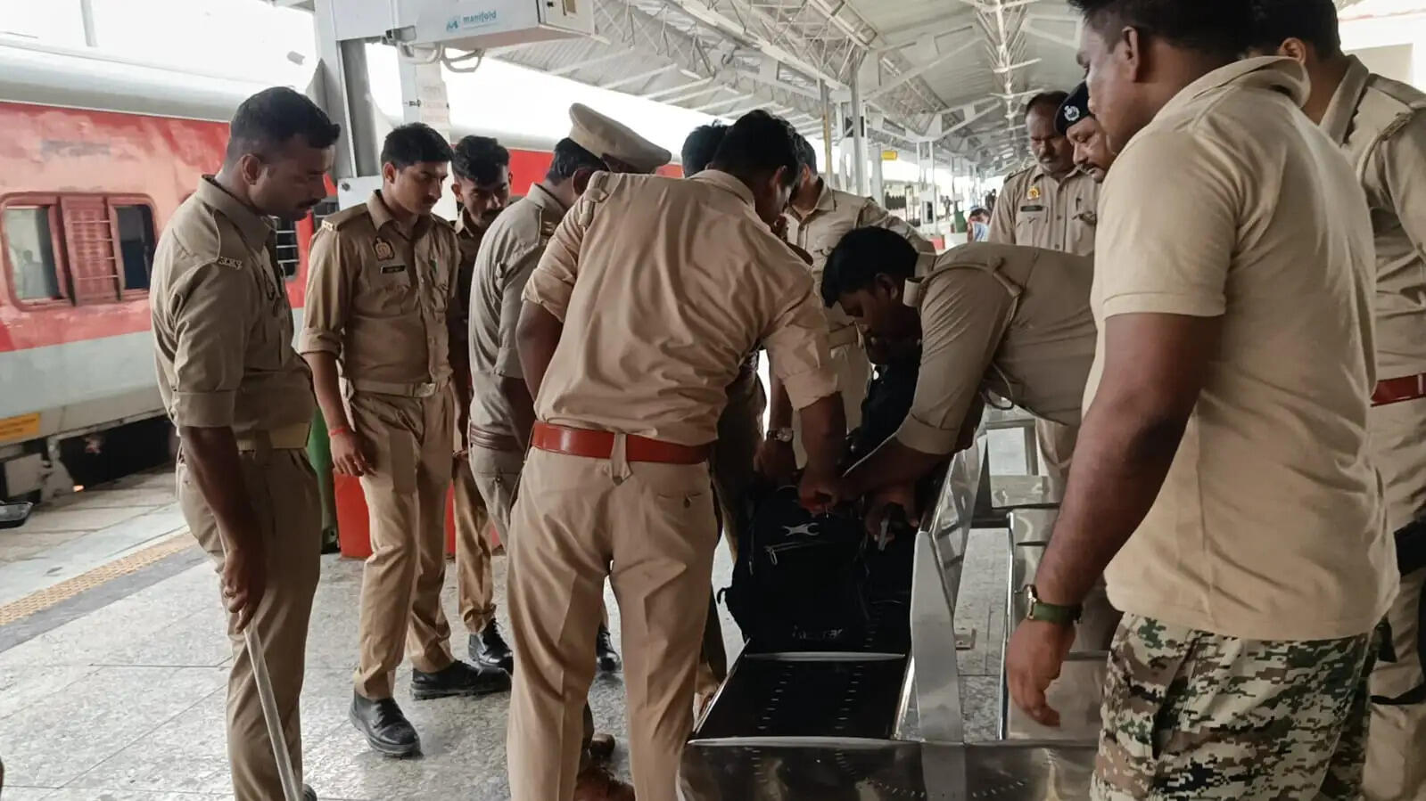 जंघई रेलवे स्टेशन पर बम की सूचना निकली अफवाह, सूचना देने वाले की तलाश में पुलिस