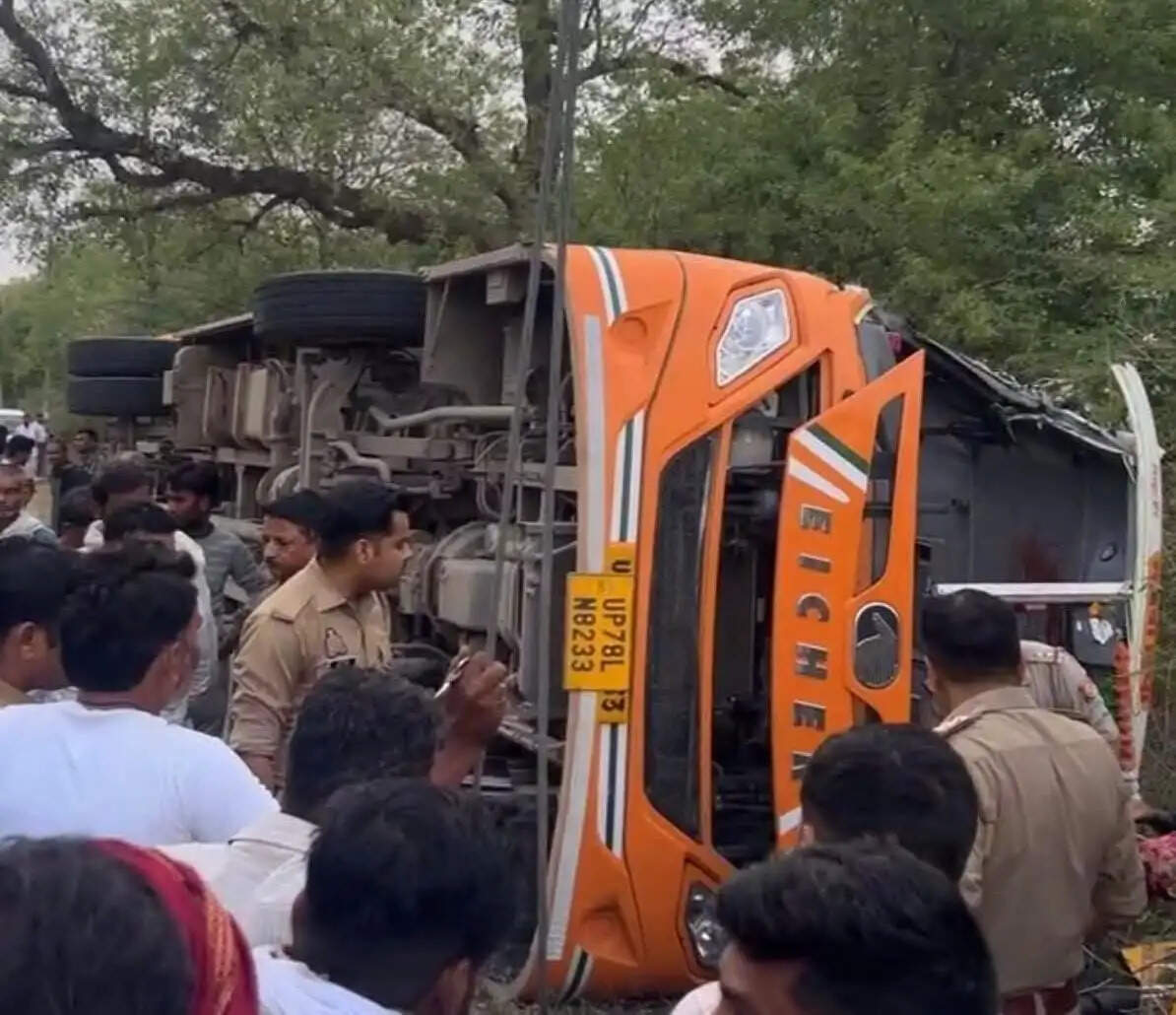 डंपर की टक्कर से पलटी रोडवेज बस, चालक की मौत व 18 घायल