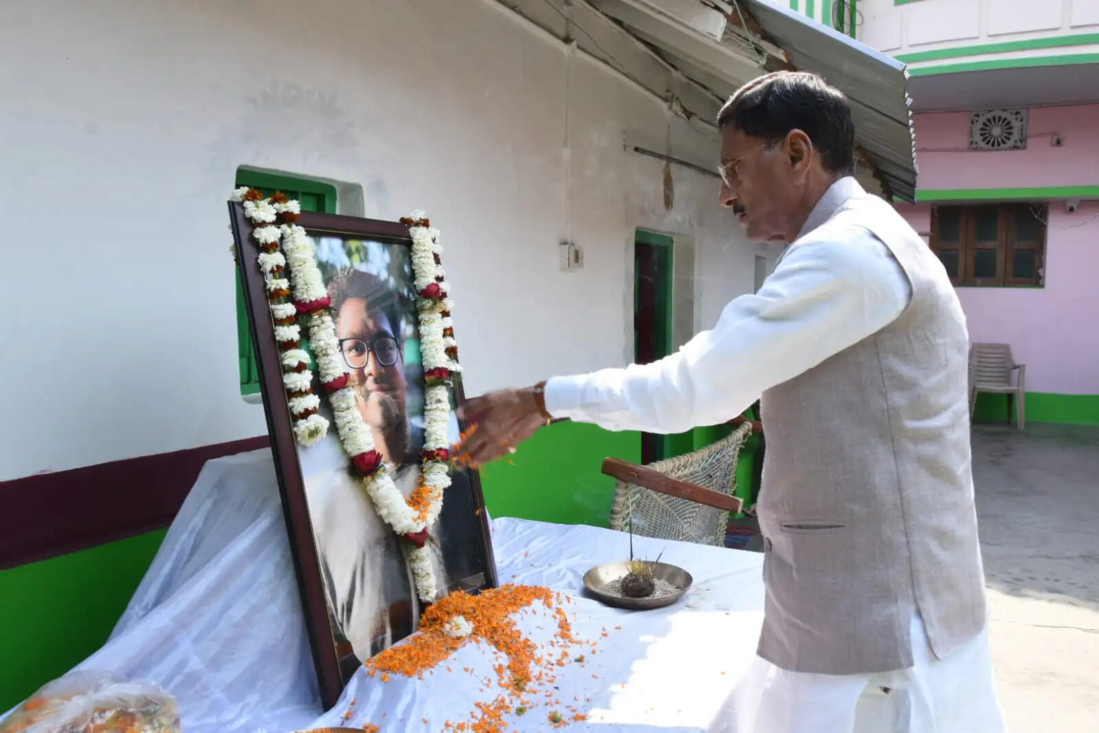 रक्षा राज्य मंत्री संजय सेठ ने चंपाई सोरेन के गांव पहुंचकर पोते को दी श्रद्धांजलि