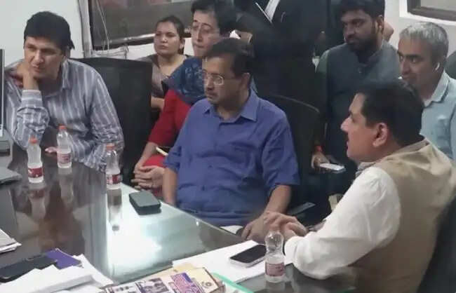 केजरीवाल ने डीसीपी को लिखा पत्र, हिरासत में लिए गए छात्रों की मांगी सूची