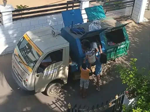 अनूपपुर: सफाईकर्मी लौटेकाम पर हड़ताल खत्म, सड़कों पर लगी झाड़ू उठा कचरा