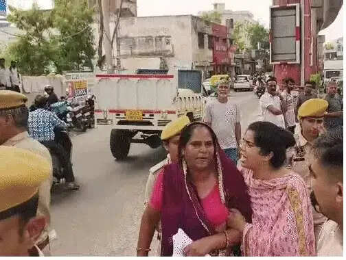 (अपडेट) घर-दुकान बचाने सड़क पर उतरे लोग: न्यू सांगानेर रोड पर जेडीए की डिमार्केशन का विरोध