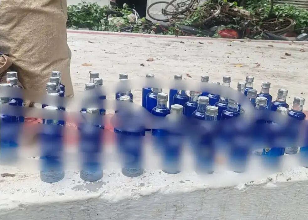 खोनटाहा में पुलिस की छापेमारी, 165 बोतल नेपाली शराब बरामद