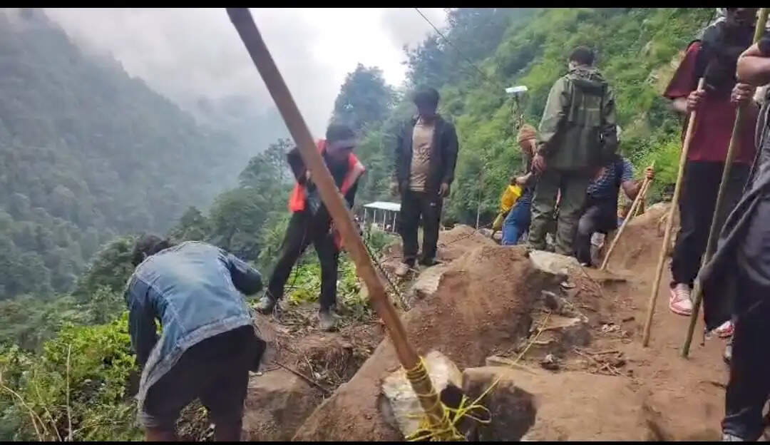 उत्तराखंड: जंगलचट्टी में बोल्डर गिरने से बाधित केदारनाथ पैदल मार्ग आंशिक रूप से बहाल
