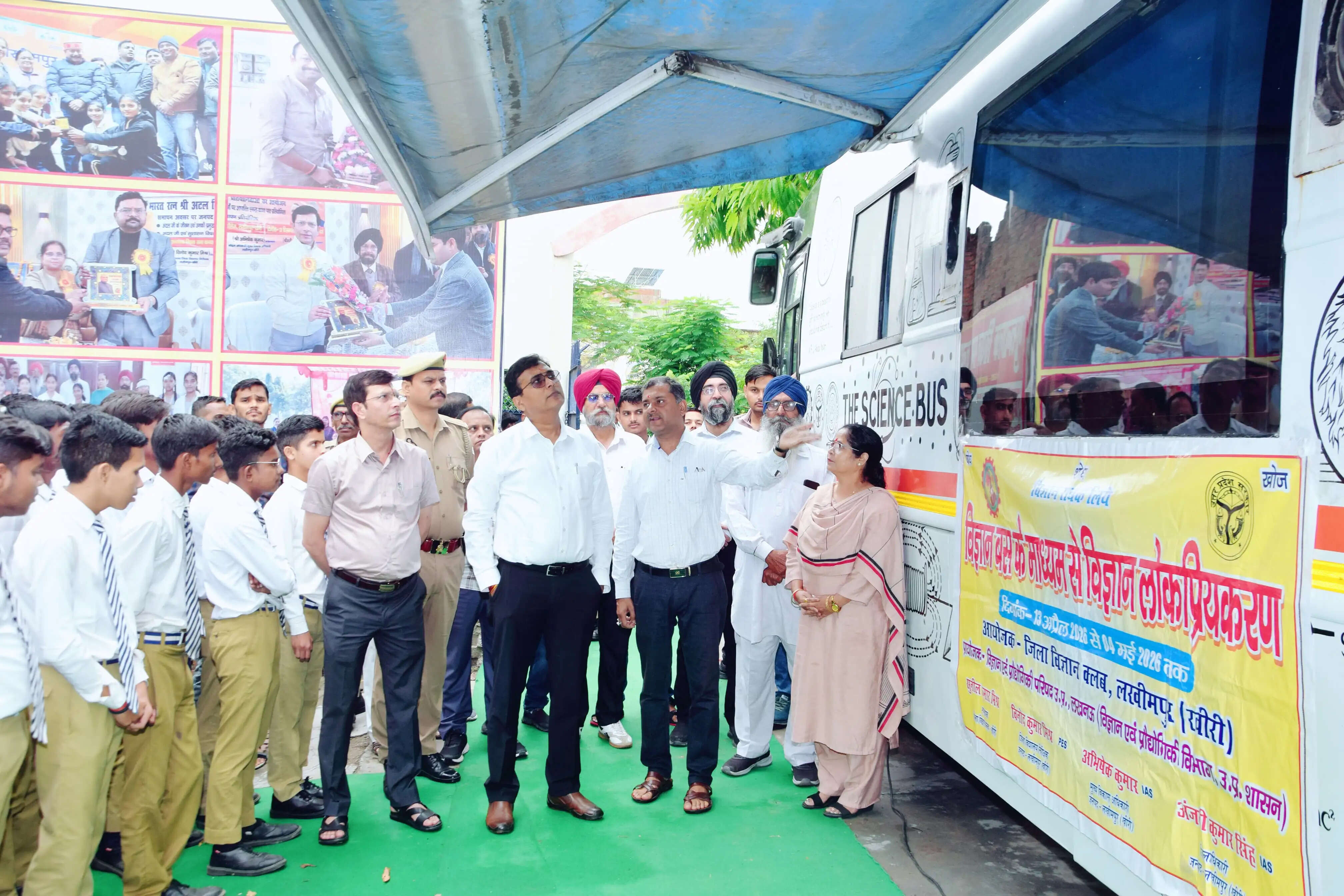 छात्रों ने विज्ञान बस में देखे विज्ञान के चमत्कार, जिलाधिकारी ने नवाचार के लिए किया प्रेरित