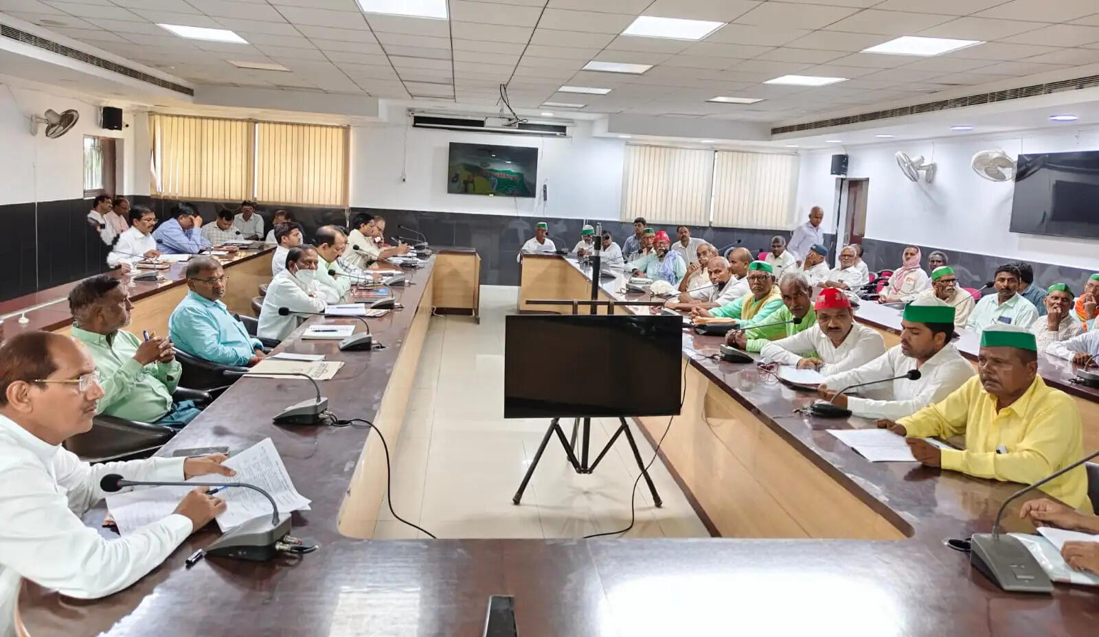 किसान दिवस में सीडीओ सख्त, अनुपस्थित अधिकारियों का वेतन रोकने के निर्देश