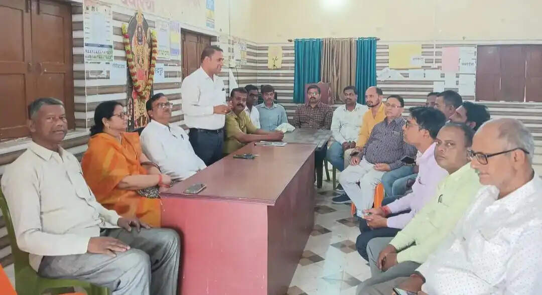 टीईटी की अनिवार्यता के विरोध में देवरिया में शिक्षकों ने की बैठक, 13 अप्रैल को निकलेगा मशाल जुलूस