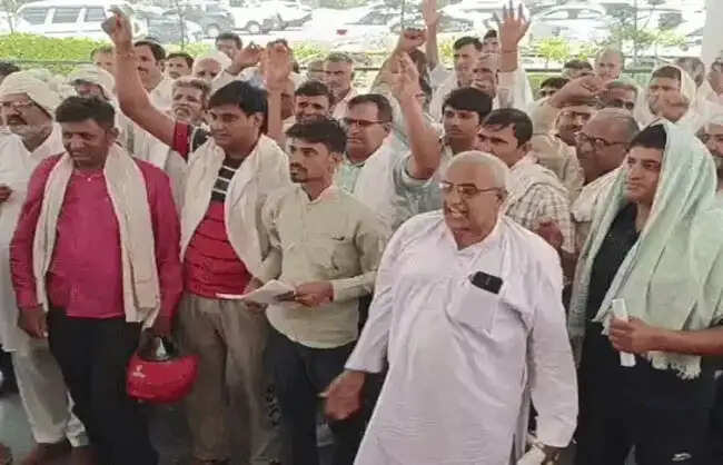 नारनौल में हाईटेंशन लाइन मुआवजा नीति के विरोध में किसानों ने किया प्रदर्शन