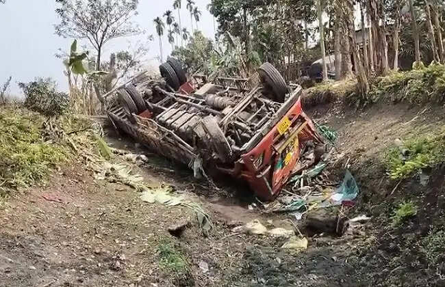 नियंत्रण खोने से बांसों से लदी लॉरी पलटी, चालक घायल