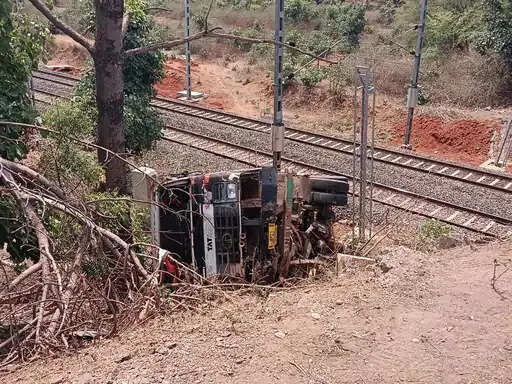 कटनी में&nbsp;ट्रक डिवाइडर तोड़कर रेलवे ओवरब्रिज से नीचे गिरा, ड्राइवर सुरक्षित
