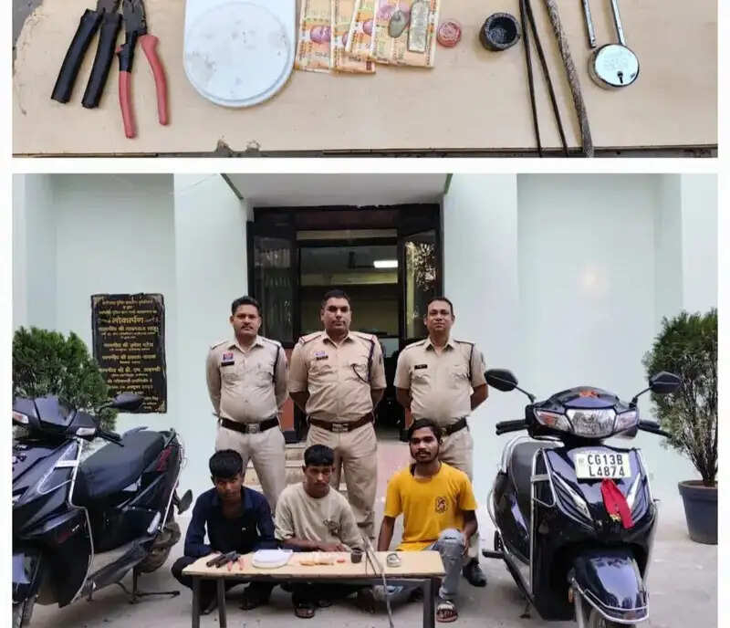 सूने मकानों में चोरी करने वाले तीन आराेपित गिरफ्तार, आरोपिताें से पांच लाख से अधिक कीमत के जेवरात बरामद