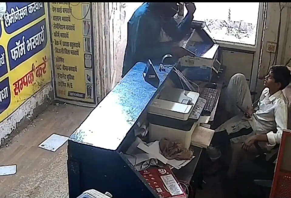 हथियारबंद बदमाशों ने साइबर कैफे संचालक से लूटे 80 हजार, सोशल मीडिया पर वीडियो वायरल