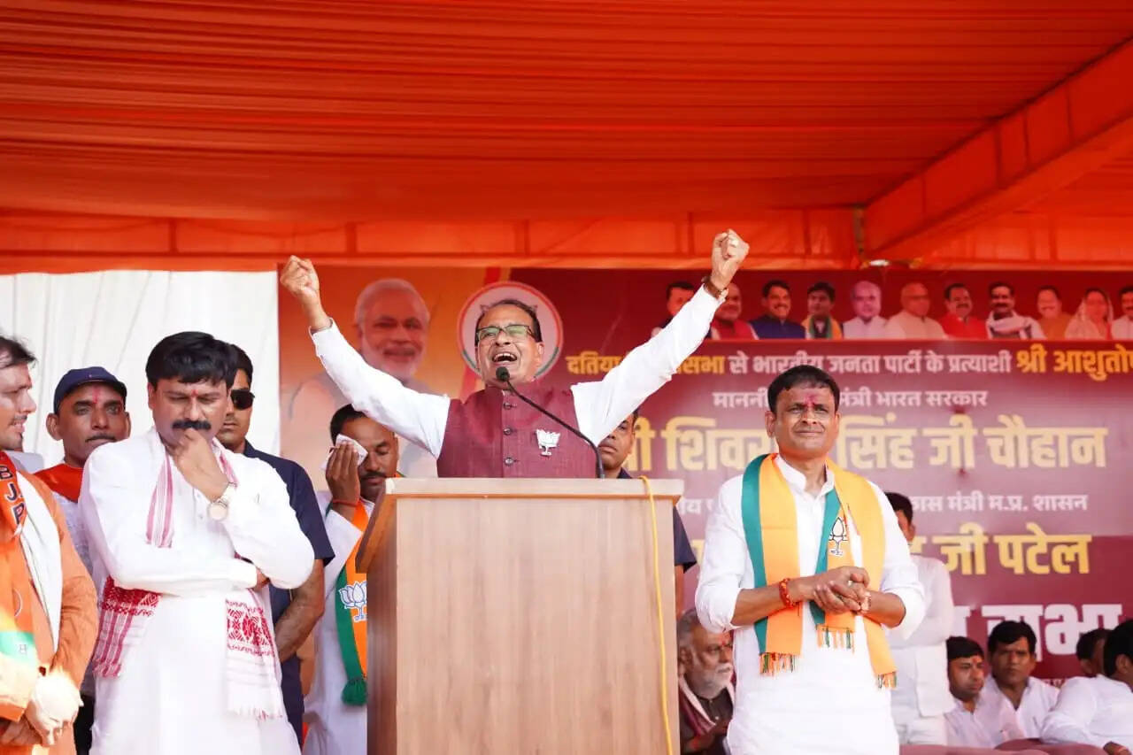 दतिया में केन्द्रीय&nbsp;मंत्री&nbsp;शिवराज का चुनावी हुंकार,&nbsp;कांग्रेस पर साधा निशाना, भाजपा के लिए मांगा जनादेश