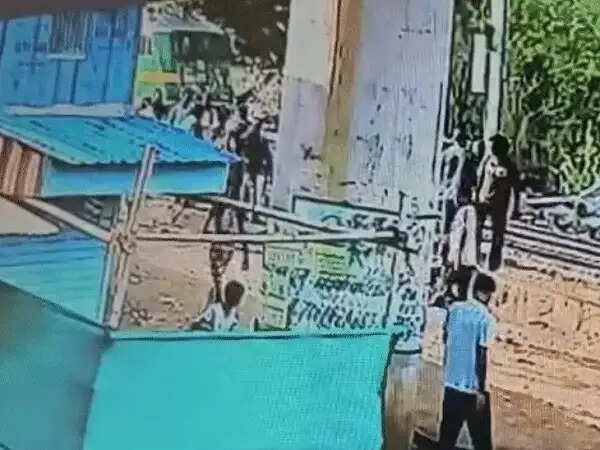 गुना:&nbsp;नीट की तैयारी कर रही छात्रा रेलवे ओवरब्रिज से गिरी, आधे घंटे तक ट्रैक पर तड़पती रही, मदद को आगे नहीं आया कोई