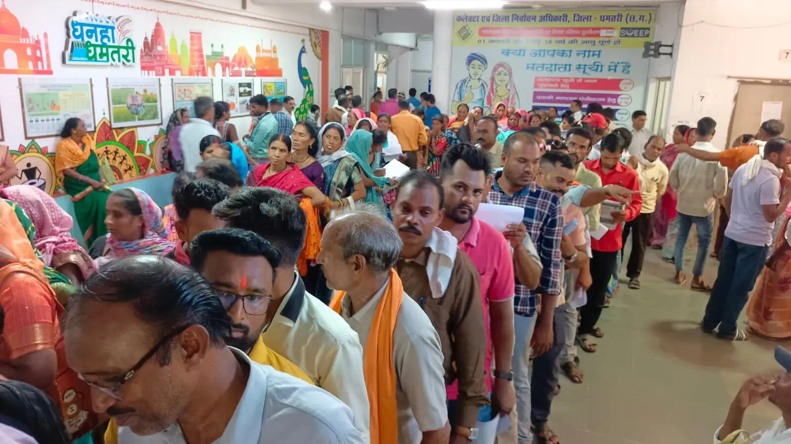 कलेक्टर जनदर्शन में उमड़ी भीड़, अव्यवस्था से बेहाल रहे आवेदक