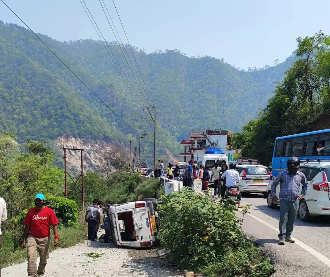 रुद्रप्रयाग-श्रीनगर हाईवे पर मैक्स वाहन पलटा, नौ लोग घायल