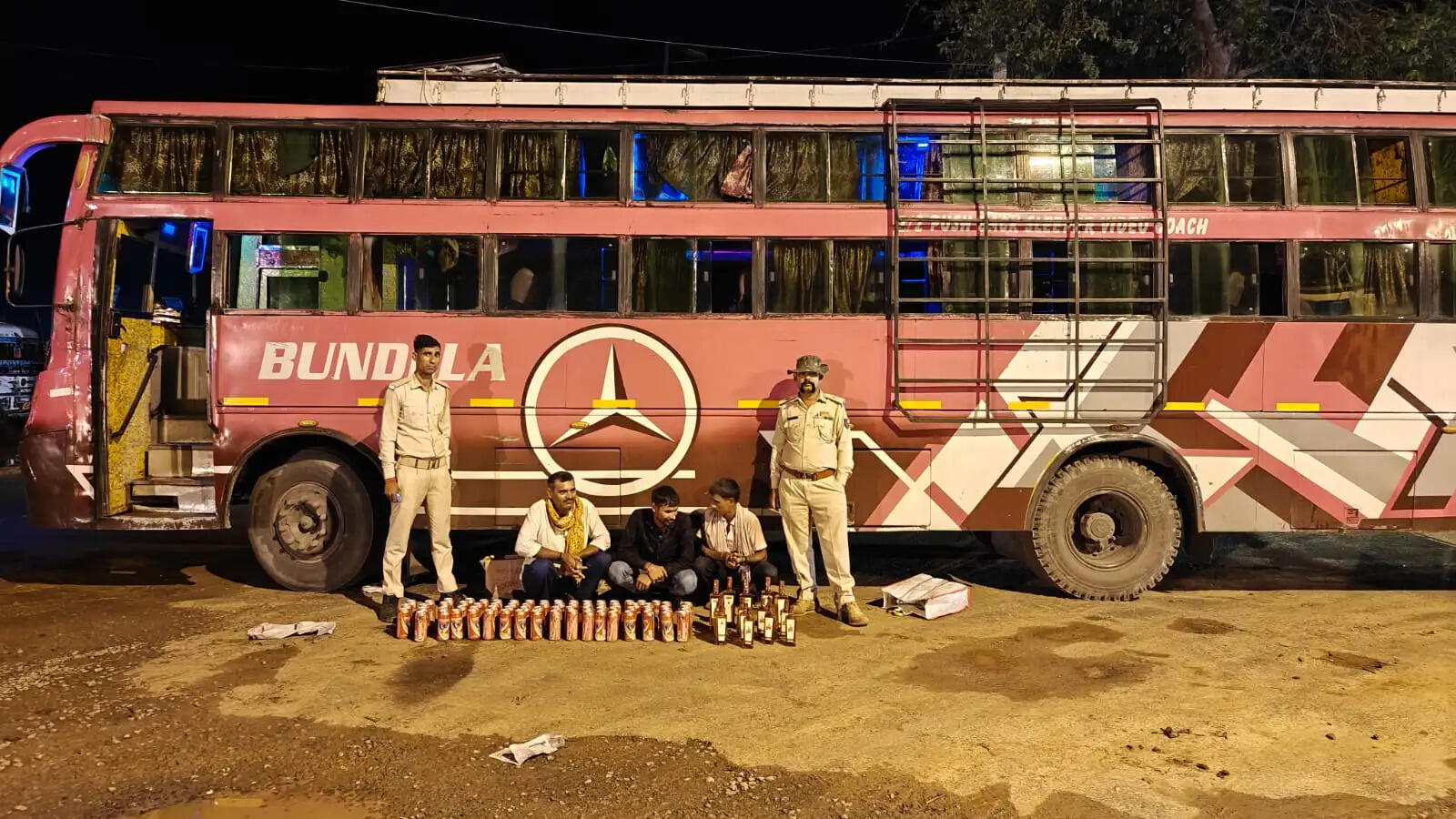 बुंदेला बस से 82 बोतल शराब के साथ बस चालक,खलासी व कंडक्टर गिरफ्तार