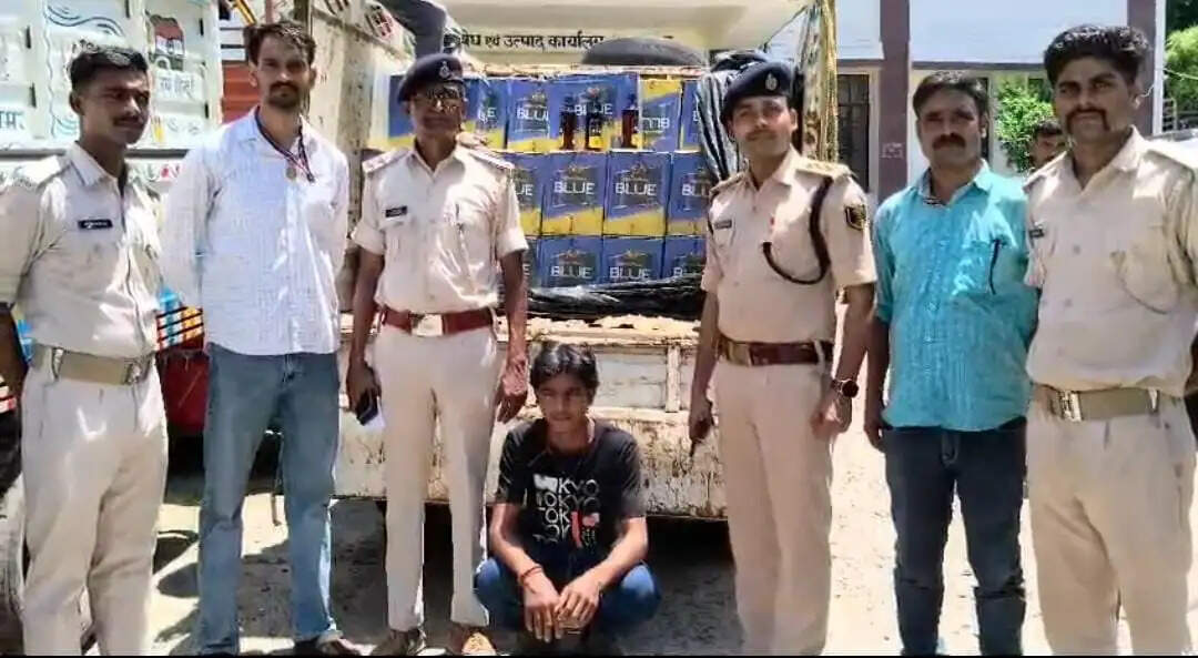 पुआल लदी पिकअप से 803 लीटर विदेशी शराब बरामद, चालक गिरफ्तार