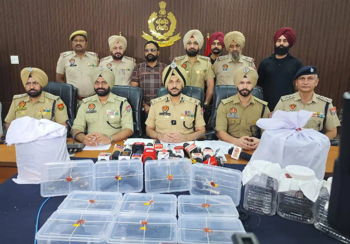 अमृतसर में सेना के जवान समेत सात गिरफ्तार, 14 पिस्तौल व 20 किलो हेरोइन बरामद