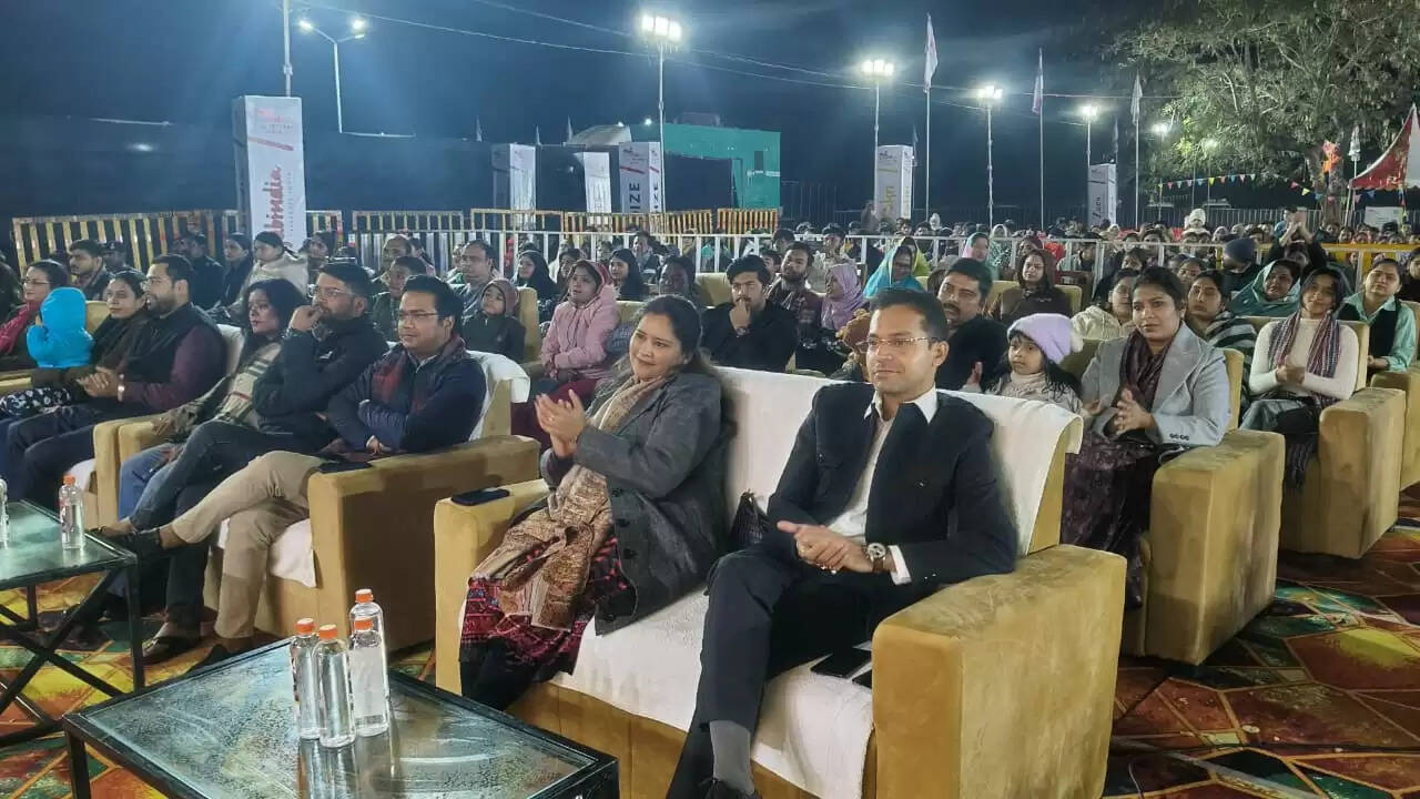 अशोकनगर: कविता सेठ की गायकी पर झूमे लोग