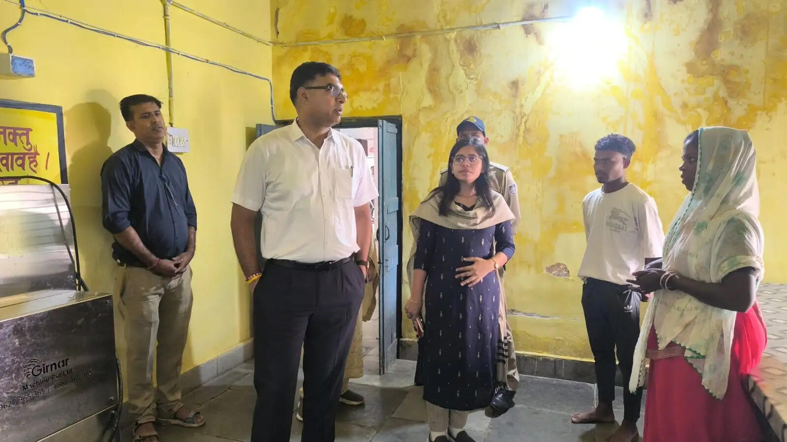 अनूपपुर: कलेक्टर का औचक निरीक्षण, दो अधिकारियों को नोटिस