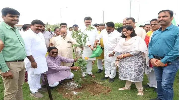ग्वालियरः “एक पेड़ माँ के नाम” अभियान के तहत एयरपोर्ट परिसर में जनप्रतिनिधियों-अधिकारियों ने किया पौधरोपण