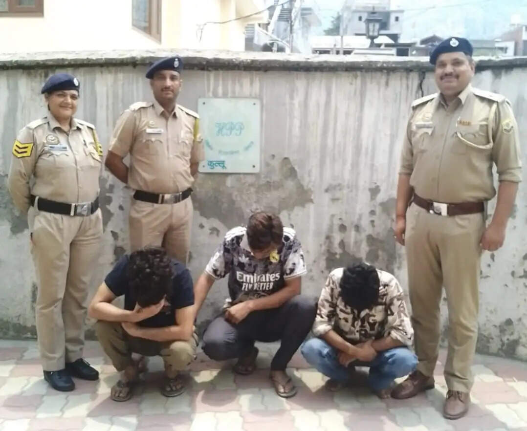 495 ग्राम चरस के साथ तीन गिरफ्तार