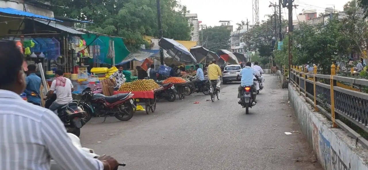 दमोह : फुटपाथों पर अतिक्रमण का कब्जा, सड़क पर चलने को मजबूर पैदल यात्री