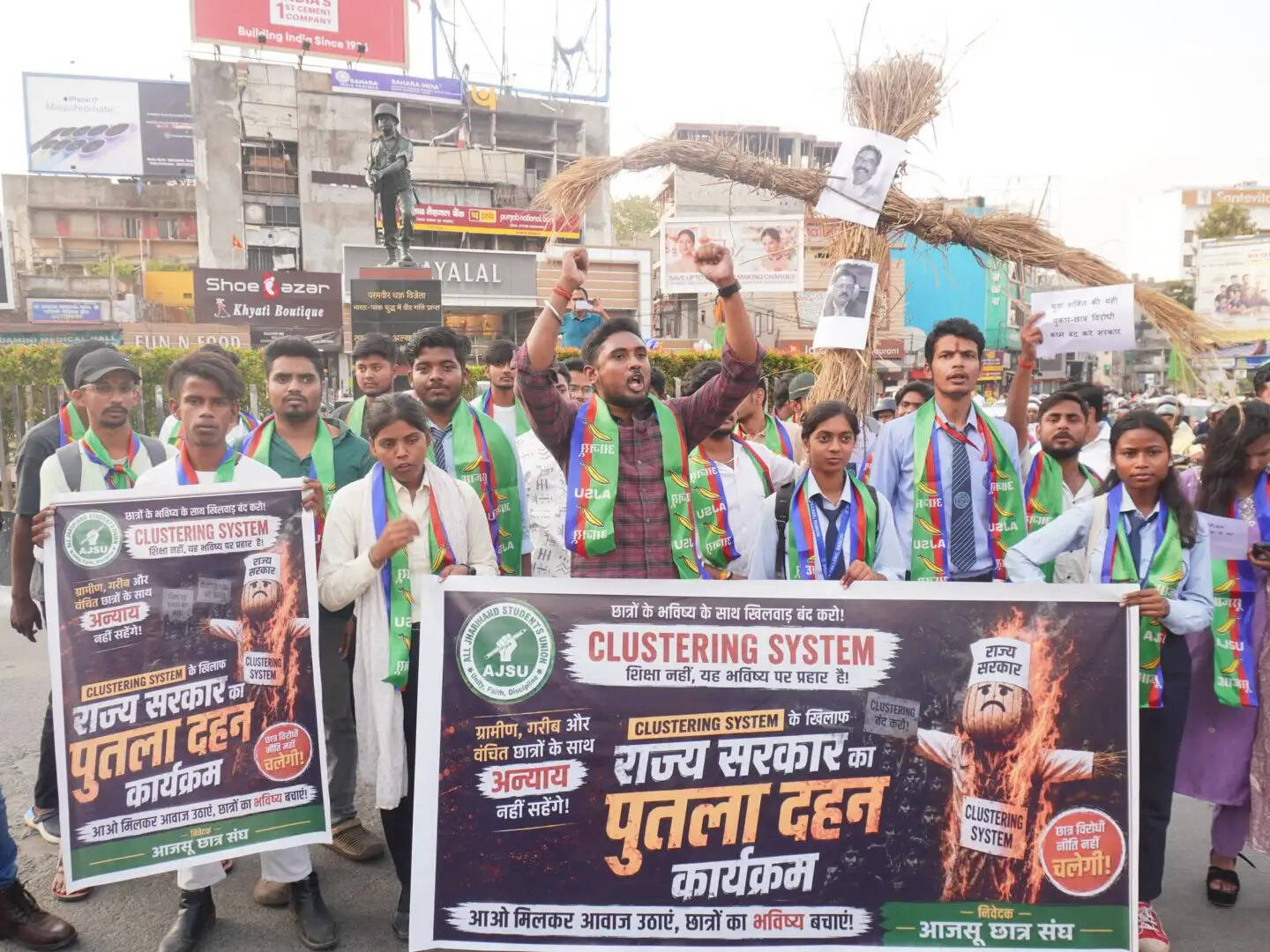 आजसू ने क्लस्टर सिस्टम के विरोध में मुख्यमंत्री का फूंका पुतला