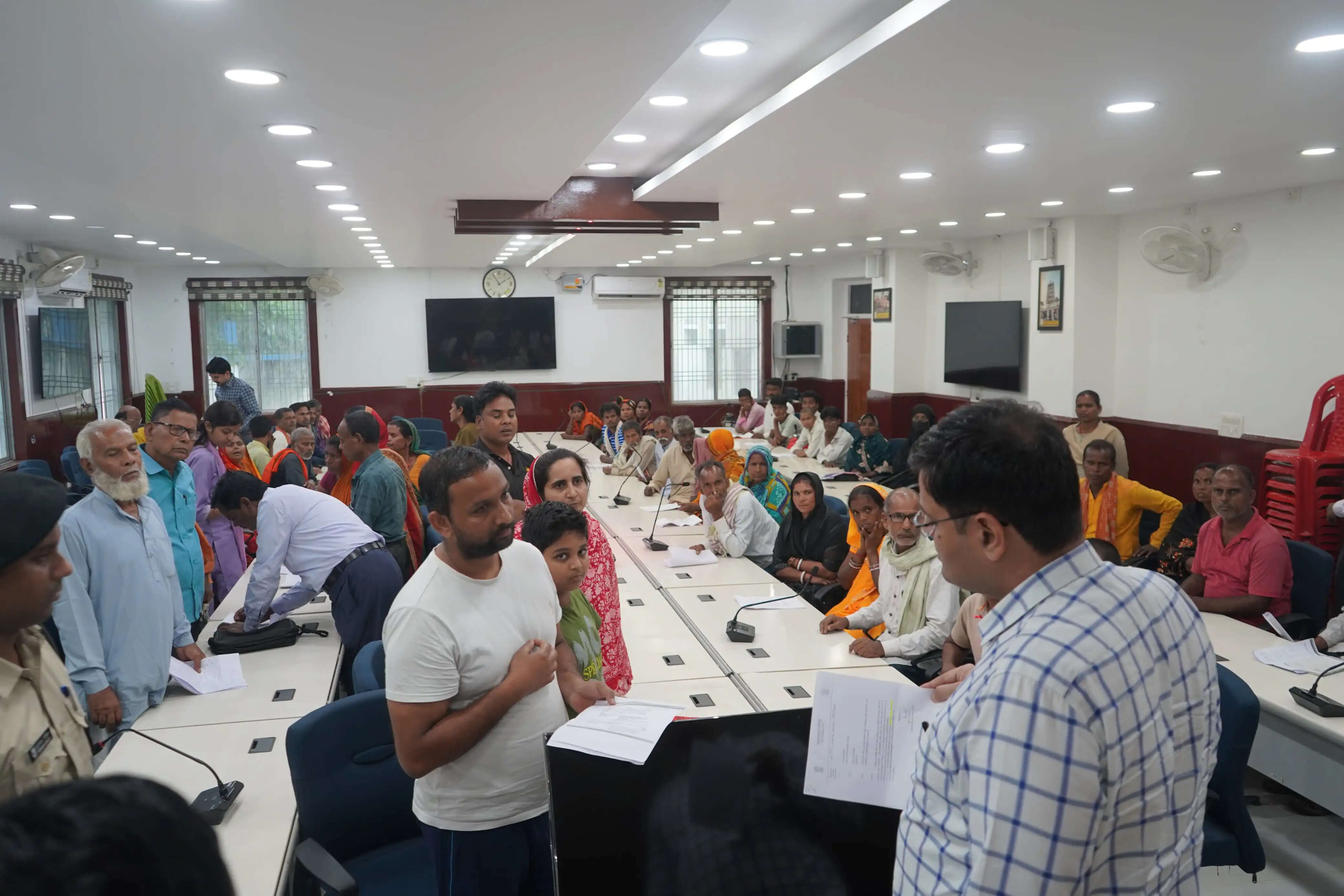 डीएम जनता दरबार में 38 मामलों पर सुनवाई