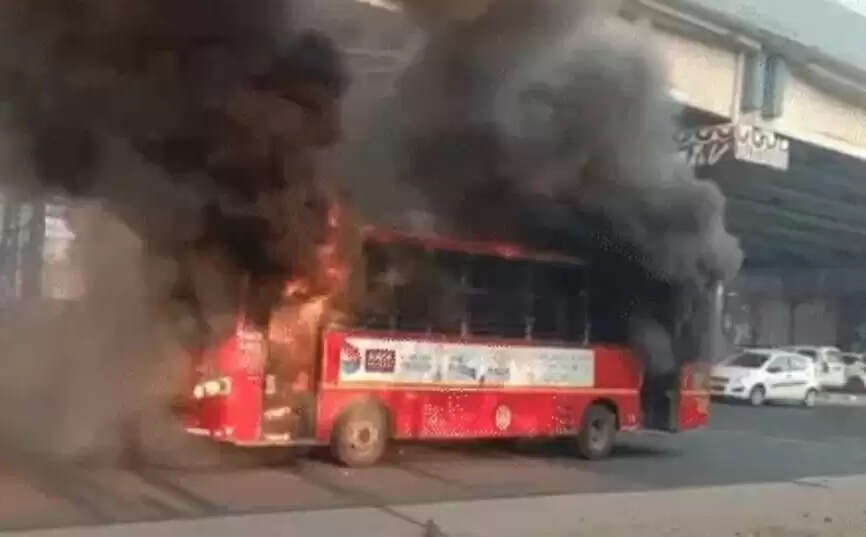 बस में लगी आग, सूझबूझ से ड्राइवर ने बचाई यात्रियों की जान