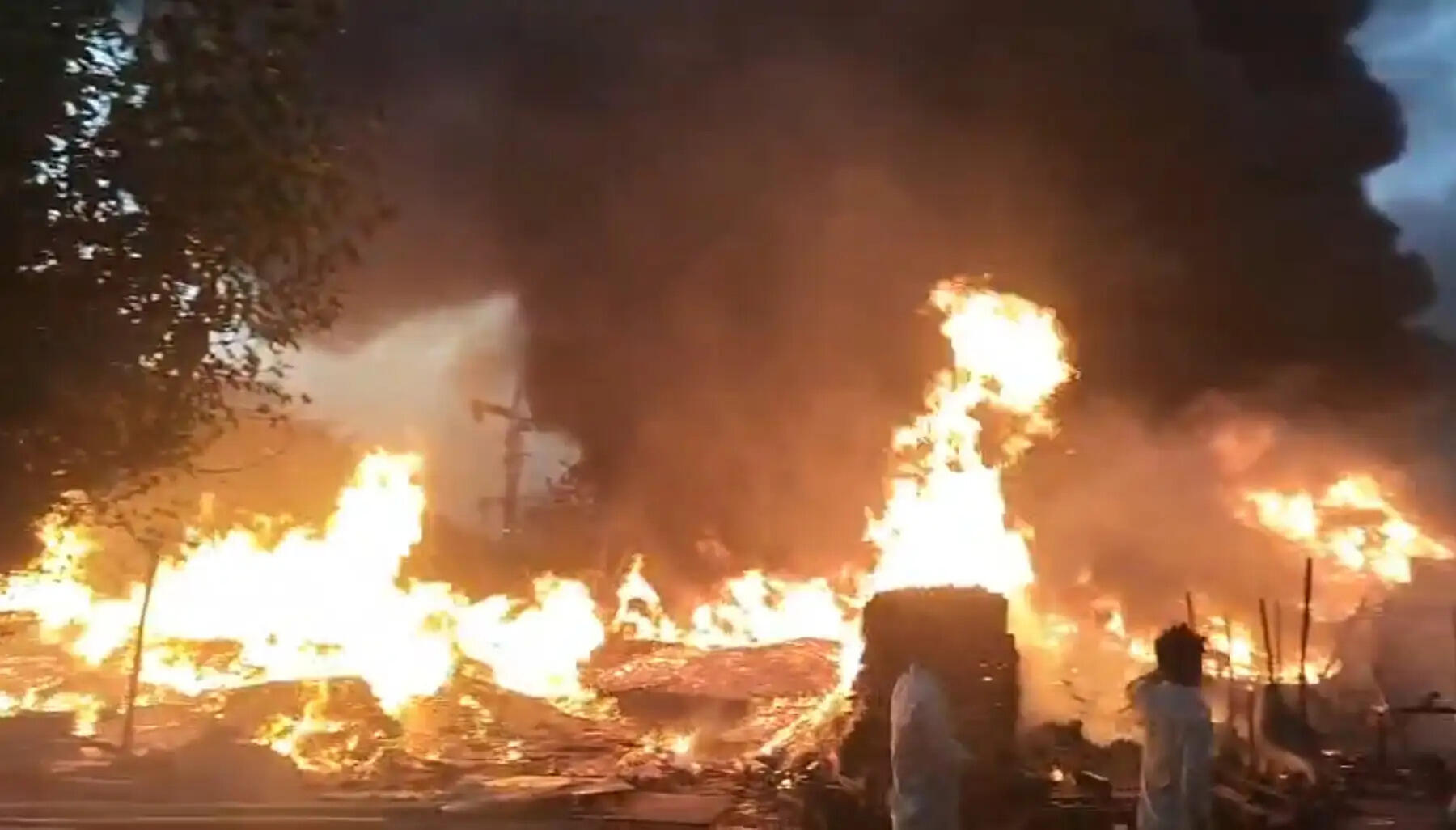 गुरुग्राम के बजघेड़ा में प्लास्टिक फैक्ट्री में आग का तांडव