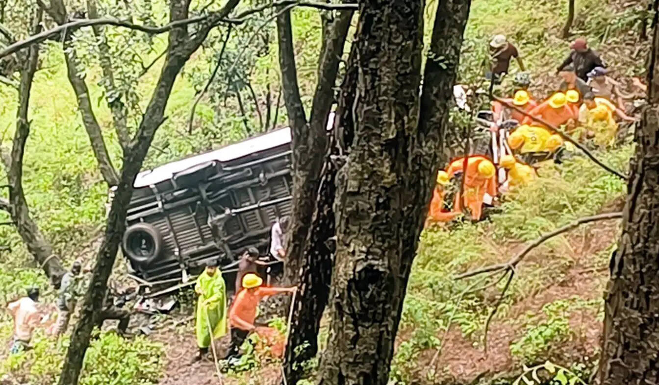 रामगढ़-मुक्तेश्वर मार्ग पर टेंपो ट्रैवलर दुर्घटनाग्रस्त, एक की माैत