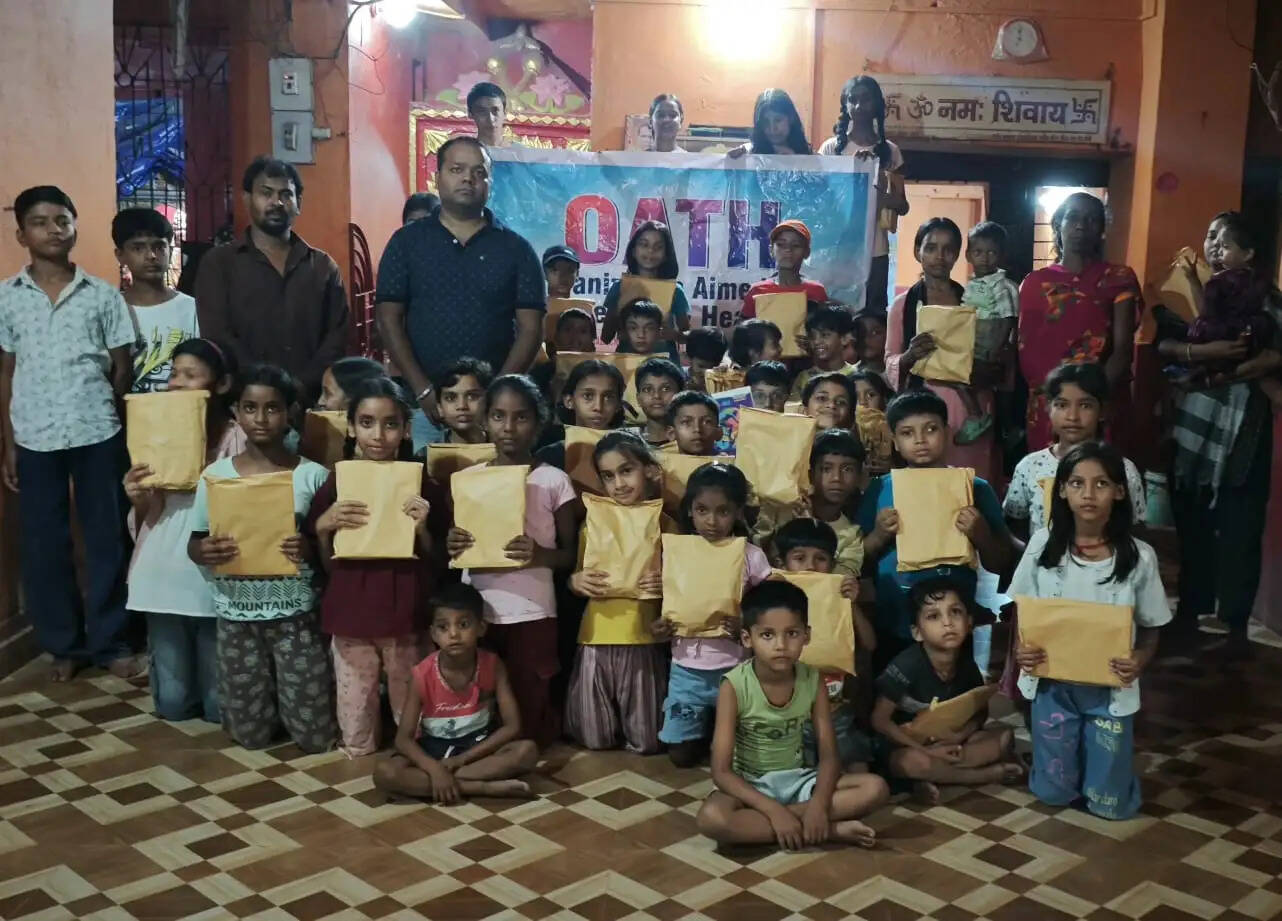ओथ संस्था ने बच्चों के बीच बांटी शिक्षण सामग्री