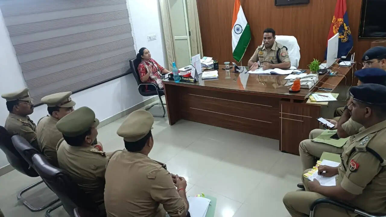 सभी थाना क्षेत्रों में अपराध की रोकथाम के लिए प्रभावी पुलिसिंग जरूरी : डीसीपी वरूणा जोन