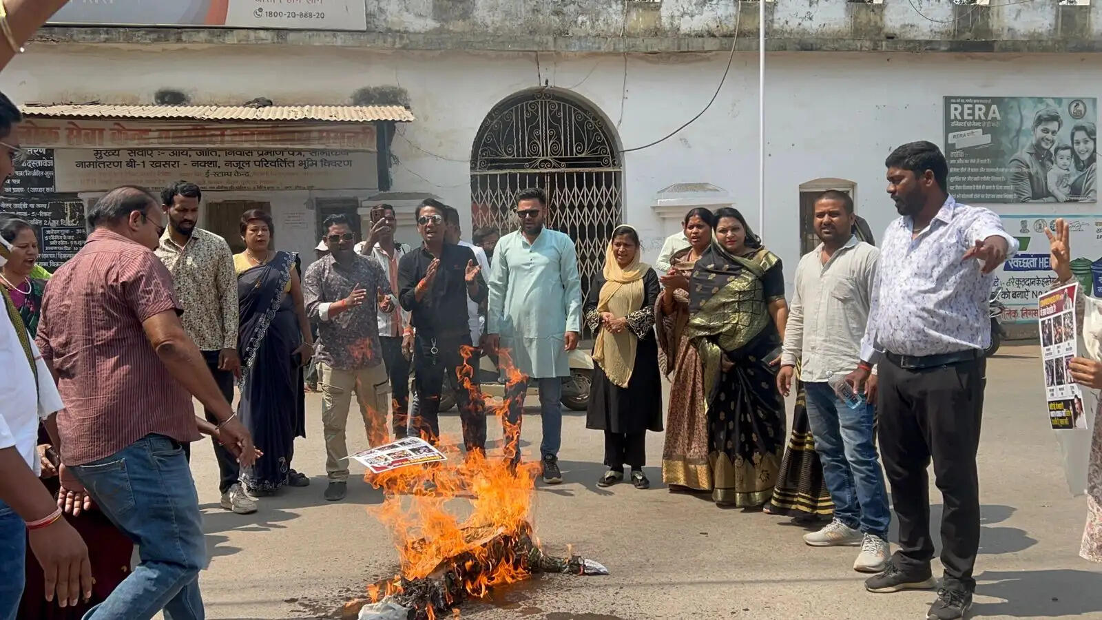 एपस्टीन फाइल्स पर सियासत गरम: धमतरी में महिला कांग्रेस का जोरदार प्रदर्शन, फूंका पुतला