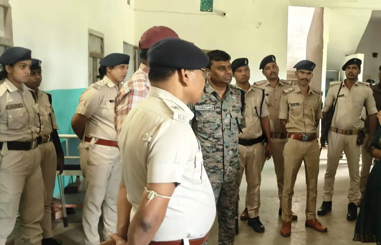 राघोपुर में अवैध कारोबार का खुलासा: गांजा, हथियार और 39 मोबाइल के साथ महिला-पुरुष गिरफ्तार