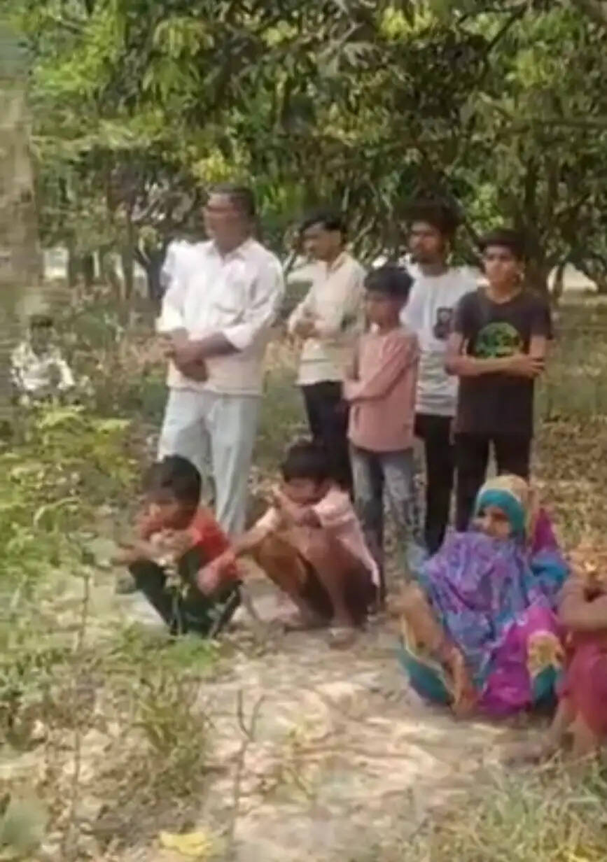 सीतापुर में पुलिस ने कब्र से किशाेरी का शव बाहर निकलवाकर पोस्टमार्टम भेजा