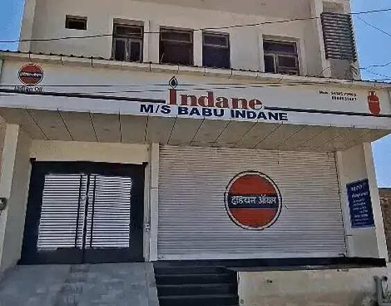 सिलेंडर भरी गाड़ी को गैस नहीं मिली तो टक्कर मारी