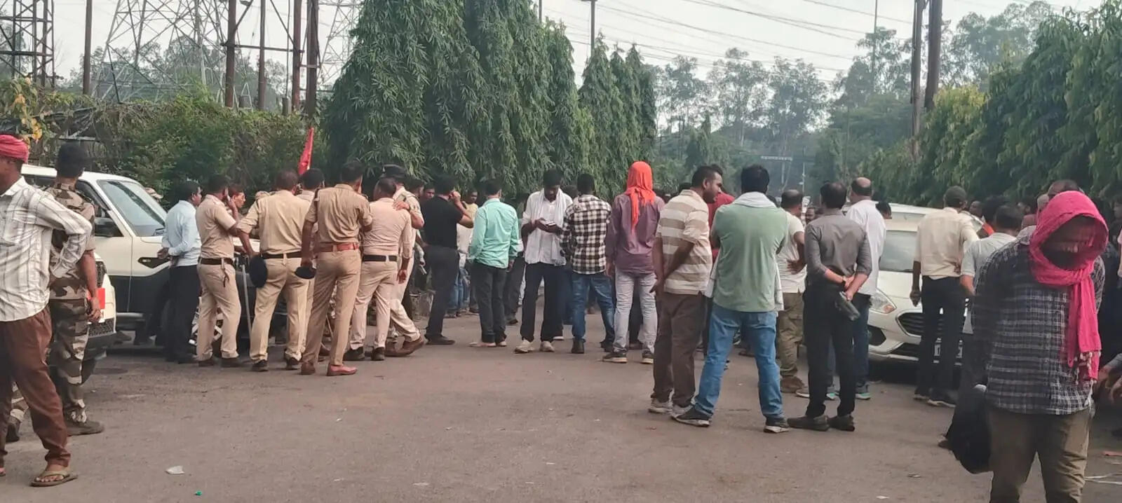 सीएचसी भवन ध्वस्त करने पर भड़का ग्रामीणों का आक्रोश, &nbsp;एसईसीएल&nbsp;के दीपका जीएम कार्यालय में तालाबंदी